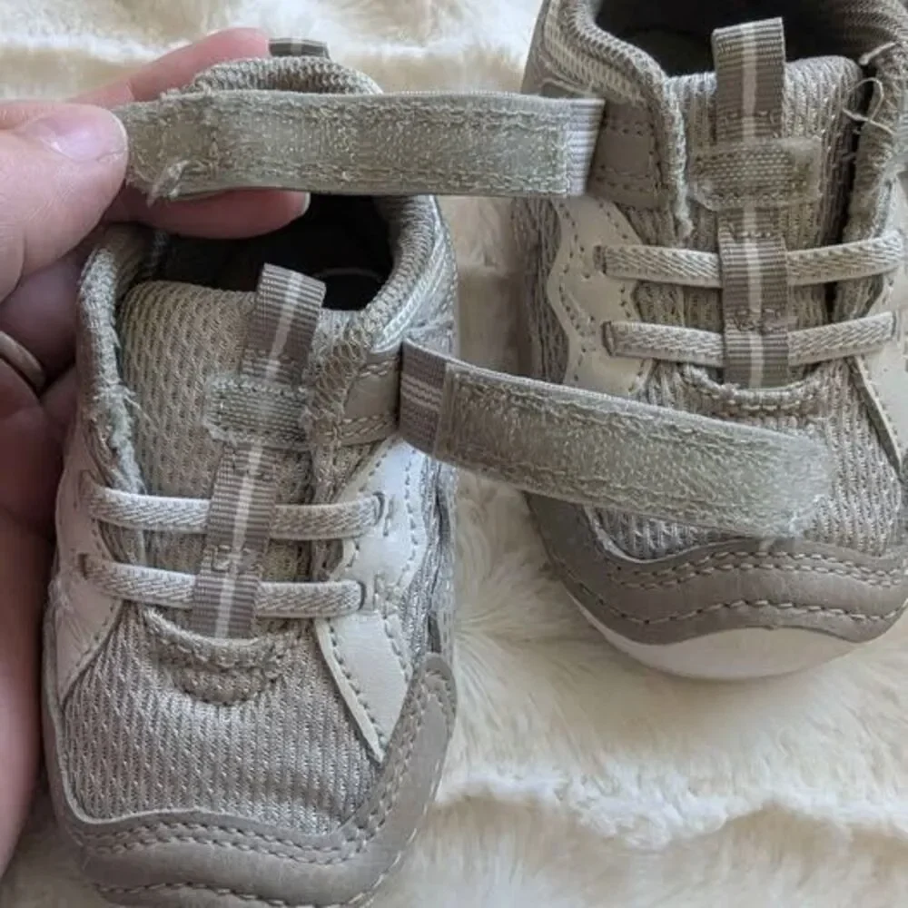 Stride Rite Unisex Kylo Soft Motion Sneaker Beige size 6M